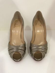 Sapato Louboutin dourado sola 39,5