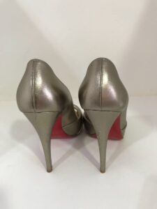 Sapato Louboutin dourado sola 39,5