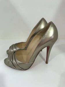 Sapato Louboutin dourado sola 39,5