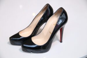 Sapato Louboutin preto sola 37