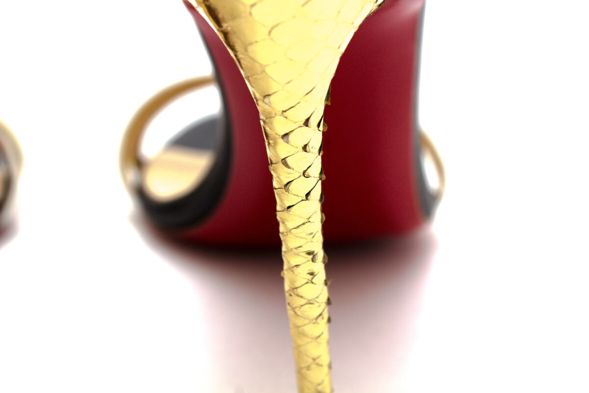 Sandália Louboutin Dourada e Colorida Tam. 36