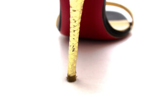 Sandália Louboutin Dourada e Colorida Tam. 36