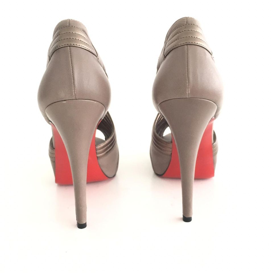 Sapato Peep Toe Louboutin Terroso com Bronze Tam. 39