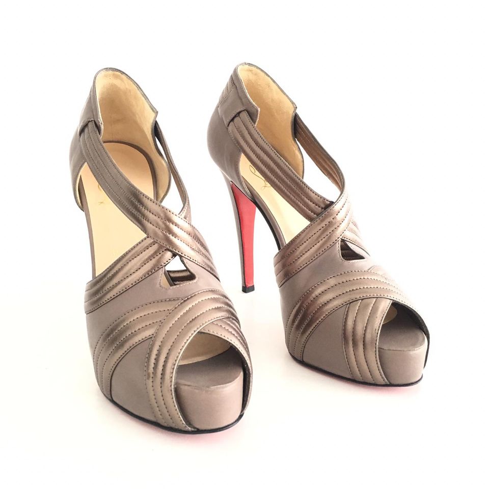 Sapato Peep Toe Louboutin Terroso com Bronze Tam. 39