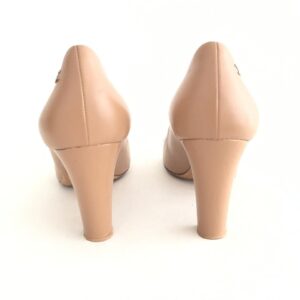 Sapato Chanel Nude Com Corrente na Ponta Tam. 38,5