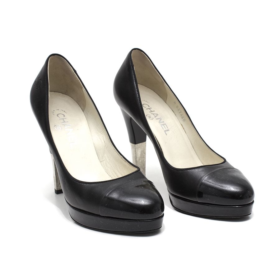 Scarpin Chanel Preto e Prata Tam. 39
