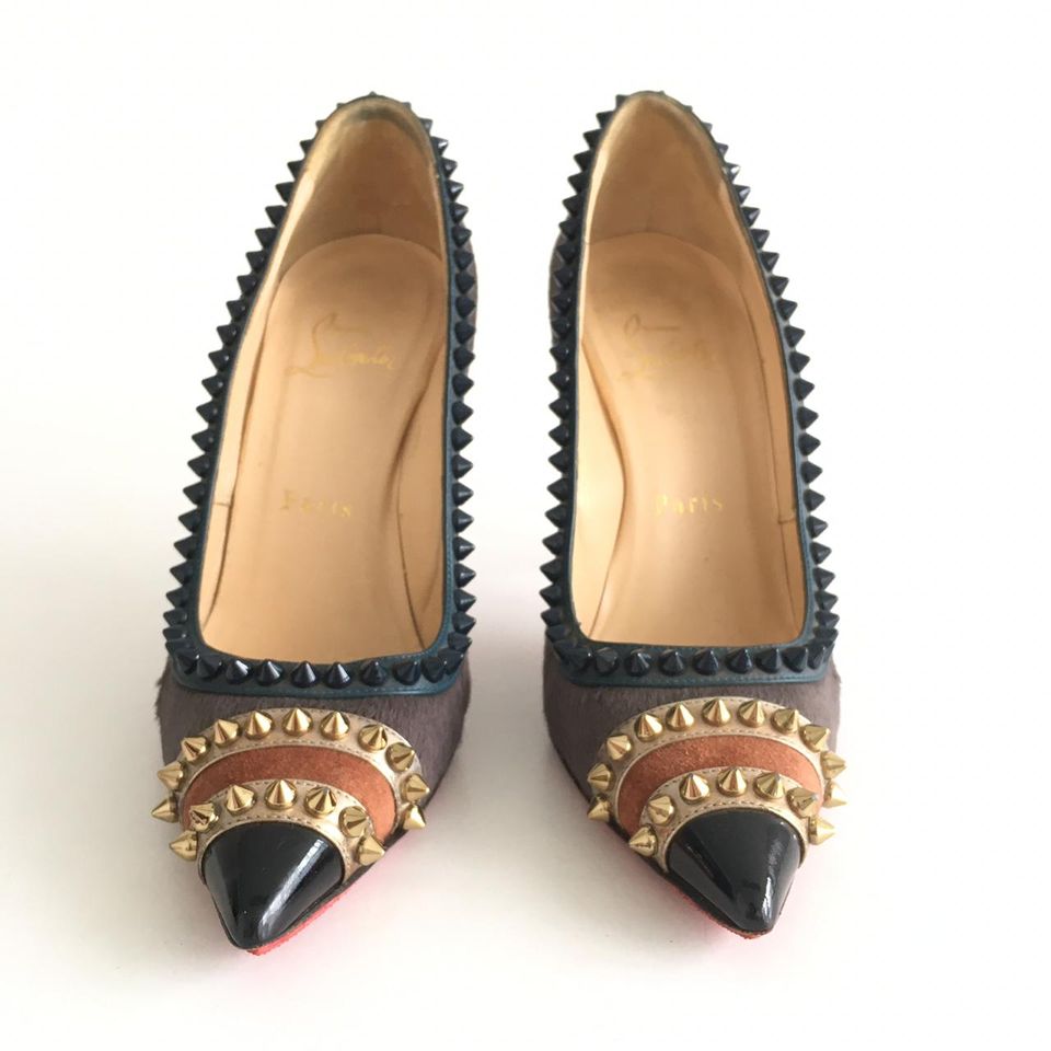 Scarpin Louboutin Pelos Marrom com tachas Tam. 36