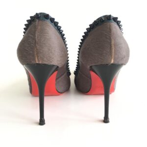 Scarpin Louboutin Pelos Marrom com tachas Tam. 36