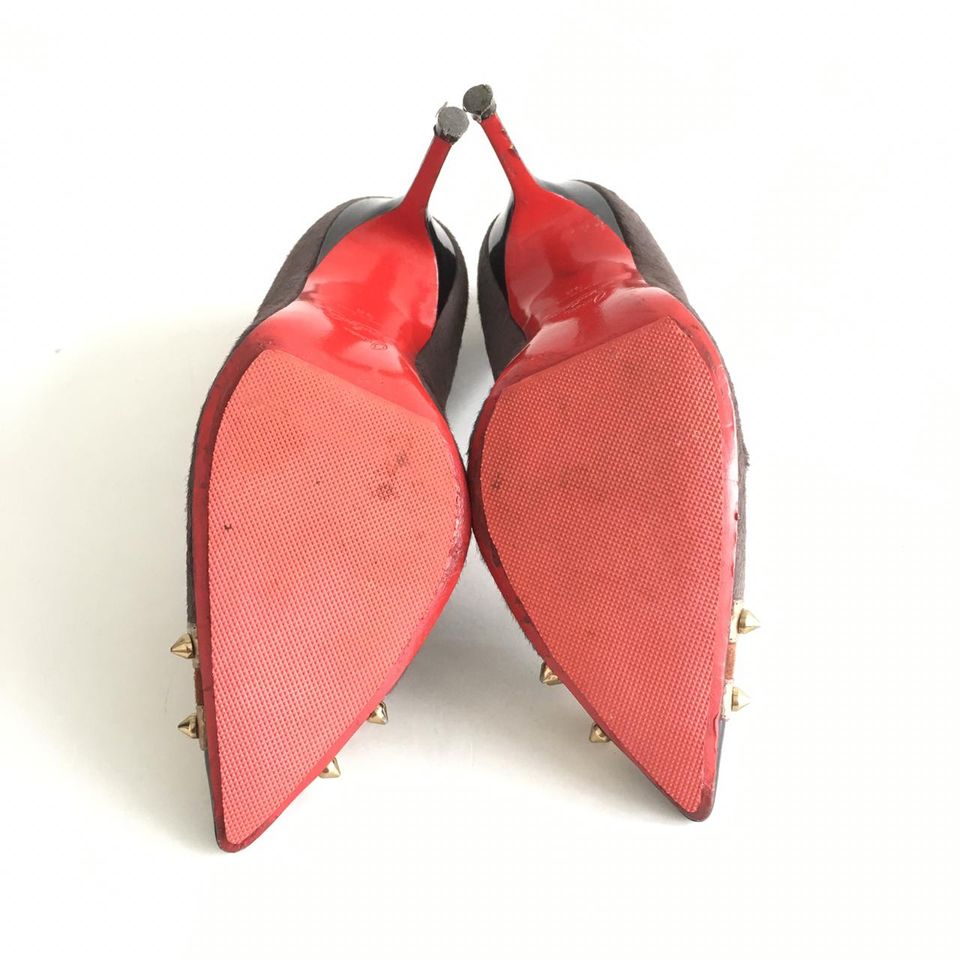 Scarpin Louboutin Pelos Marrom com tachas Tam. 36