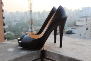 Sapato Peep toe Louboutin Preto Tam. 36,5