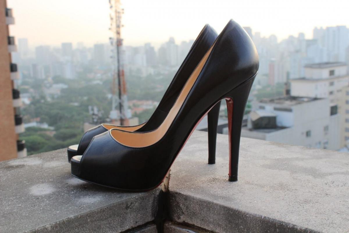 Sapato Peep toe Louboutin Preto Tam. 36,5