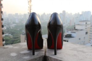 Sapato Peep toe Louboutin Preto Tam. 36,5
