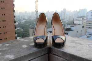Sapato Peep toe Louboutin Preto Tam. 36,5