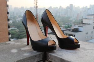 Sapato Peep toe Louboutin Preto Tam. 36,5