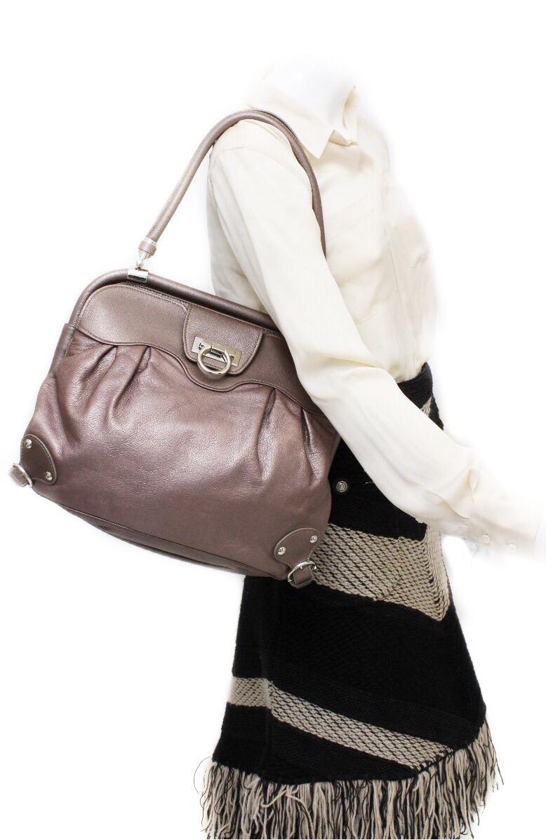 Bolsa Ferragamo Marrom Metalizada
